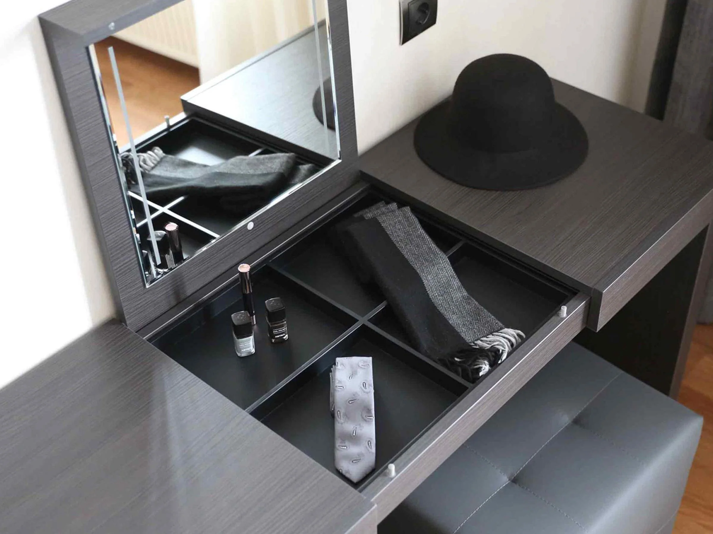Sofia Make-up Table - L - Image 14